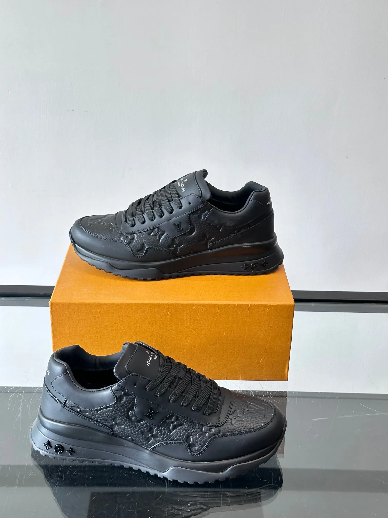 Men's Men's Shoes 💰500 [New Style] 🐡🐡LV🆕RUN AWAY sneakers, this Run Away sneaker is made of first-layer cowhide leather and breathable original material. The wedge-shaped rubber outsole continues the running shoe design, embellished with Monogram flowers, the L V letter is marked on the tongue, and the Louis Vuitton Paris logo is embellished on the back. Paired with brand logo cotton feet, the mesh lining and heel are spliced ​​and wrapped in cowhide, making the upper foot comfortable and breathable! size: 39-44 (38.45.46 customized)